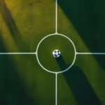 Ảnh flycam sân cỏ với trái bóng ở vòng tròn giữa sân minh họa nhận định Indonesia vs Việt Nam ASEAN Cup 2026